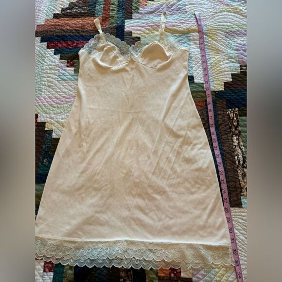 Beautiful Light Yellow Vintage Lace Chemise Size Medium/Large - Picture 3 of 5